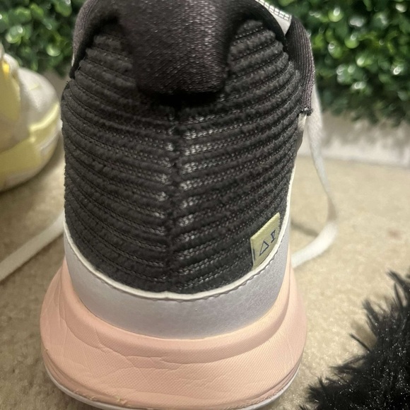 Size 10.5 Nike Kyrie Low White Game with Box Included - Picture 7 of 12